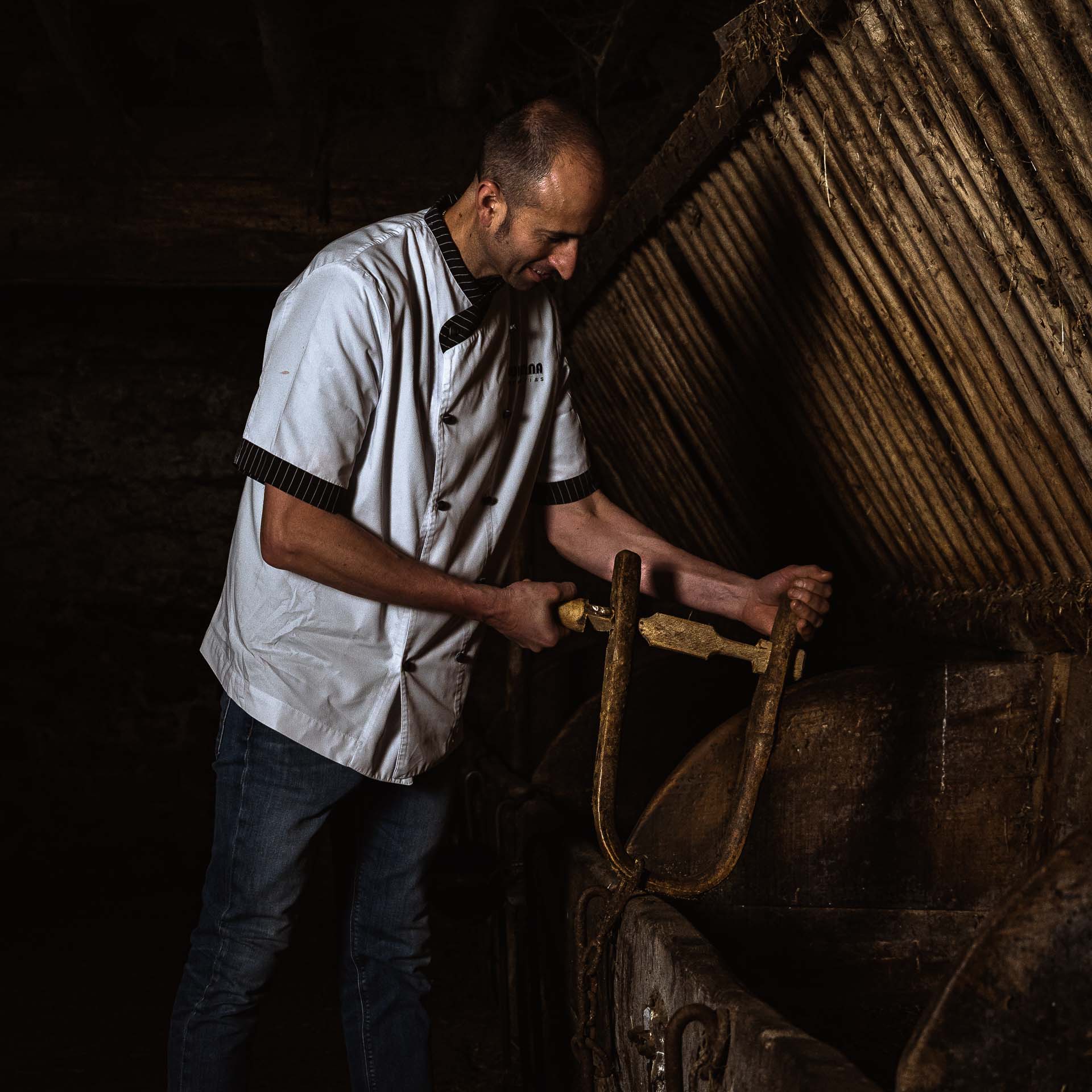 Manuel quintana posando con una cebilla para vaca tudanca.